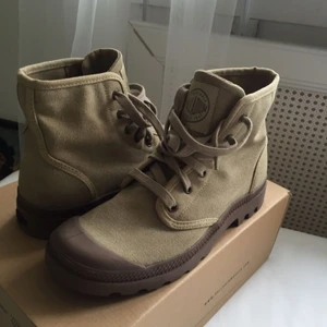  - skor från palladium i färgen dark khaki, beställdes från internet men aldrig använda pga fel storlek. kartong finns kvar. köparen betalar frakt.