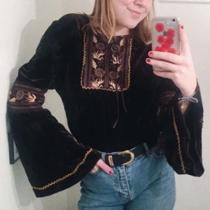  - SÅ cool velvettröja med utsvängda armar och broderi!! 