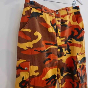 - Coola Cargo Byxor i orange Camo mönster!  Köpta på missguided o knappt använda 