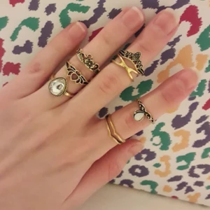  - Vintageringar i guldpläterad metall! 2st kvar! Lotusblomman och prinsesskronan💗 Frakt: 9kr-vid köp av båda=fri frakt!