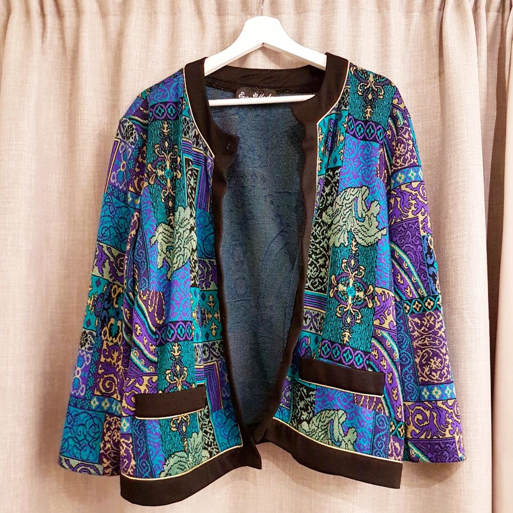 Mönstrad, färgglad kimono/kofta! Står ingen storlek men är typ Medium. Möts upp i GBG eller fraktar (50kr).. Tröjor & Koftor.