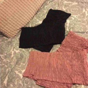  - Säljer 2st jätte fina korsade toppar i svart och rosa, säljer båda för 150kr och en för 100kr