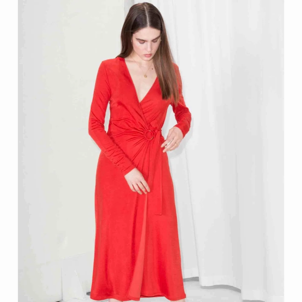 Röd wrap dress från & Other Stories, köpte den för 690kr och har använt en gång. . Klänningar.