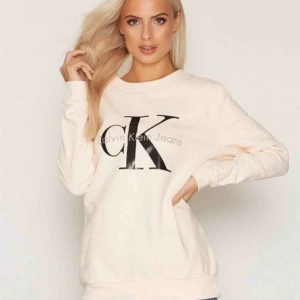  - En beige tjocktröja i storlek S från Calvin Klein. Den är i ett gott skick. Nypris 1000kr