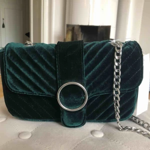  - Oanvänd väska från Gina tricot. Köptes för 300kr! Frakt tillkommer ✨