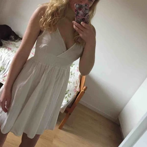  - Så fin klänning, enbart använd vid ett tillfälle så i toppenskick! Perfekt till exempelvis student 🌸  Storlek 34 men passar även 36. 
