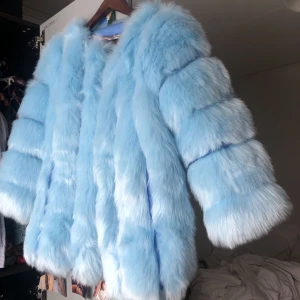  - Helt ny, oanvänd Faux Fur pälsjacka. Storlek S. 
