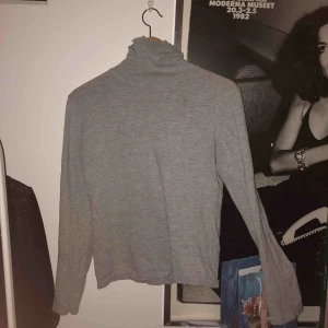  - Grå polotröja från Filippa K.