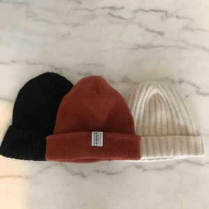  - Här kommer lite snygga mössor. Alla i jättefint skick, vill du ha fler bilder på vardera mössa så får du gärna kontakta mig. En för 100kr alla för 250kr :)