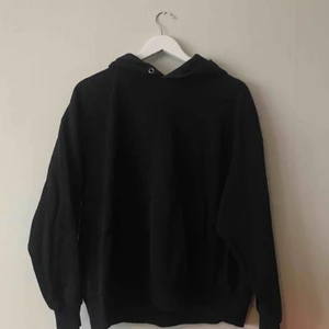  - Liten i storleken så skulle säga M (Jag brukar köpa L i hoodies och då sitter de pösigt och löst men det gör inte denna)   Betalning sker via swish och köparen står för frakten. Jag tar inget ansvar om posten slarvar bort paketet eller liknande. 