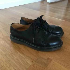  - Låga svarta Dr. Martens med några år på nacken och lite ålderstecken därefter, men fortfarande i gott skick och en kanonkänga! 