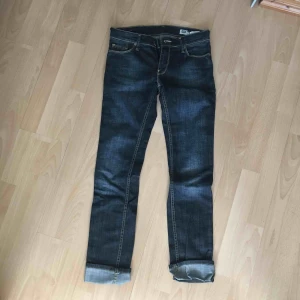  - Crocker jeans med Adrian Greniers autograf. (Vunna från en Vecko Revyn tävling). Aldrig använda.  Inklusive frakt 