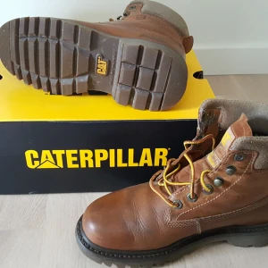  -  CAT kängor, modell Bruiser, brun (Rockwood), storlek 40, läder. Lite använda, i originalförpackning. Nypris ca 1.200 kr. Säljes för 600 kr.   