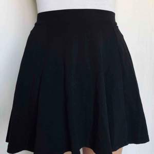 En svart kjol från H&M. Träffas upp i Stockholm eller så står köparen för frakten.