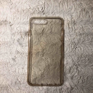  - Ett genomskinligt skal till iPhone 8 plus 