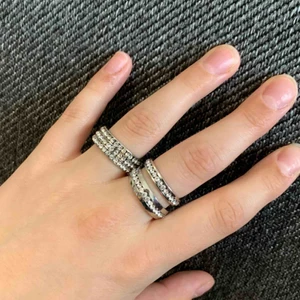  - 3 snygga strassringar i tre olika storlekar. Säljer en för 50kr och alla för 95kr. Finns i S och M. 