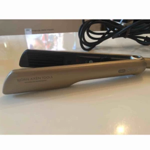  - Volumaster Professional från OBH Nordica Björn Axén, volymtång, lyfter håret från hårbottnen och skapar volym. Endast använd fåtal gånger, säljs för att jag skaffat dreads och inte kan använda den längre. Frakt ingår i priset! 