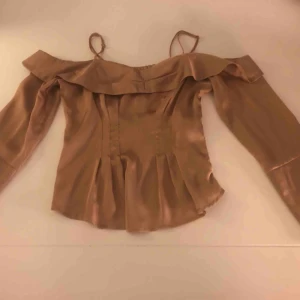  - Blus från Fashionnova,  Storlek XS Har använt den 1-2 ggr Har typ silkes material  Sitter väldigt fint ( formas vid din kropp) Dragkedja på sidan och lite öppen längst ner vid armen.  Köparen står för frakt och man betalar helst med swish.:)