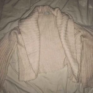  - Beige stickad kofta Super mysig! Storlek m Bra skick!