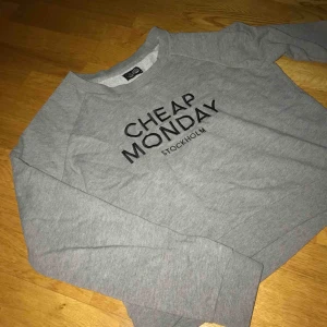  - Oanvänd cheap monday tröja!