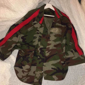  - Jätte snygg och cool jacka ifrån zara. Sparsamt använd och inga fel på den, den är som ny! 😍 