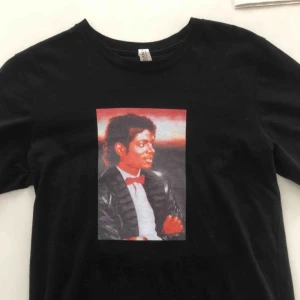  - Skitsnygg t-shirt med Micheal Jackson på. 