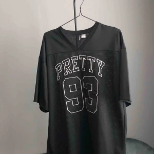  - Oversized basketball tee från H&M 🏀 Frakt: 20kr eller mötas upp i Stockholm