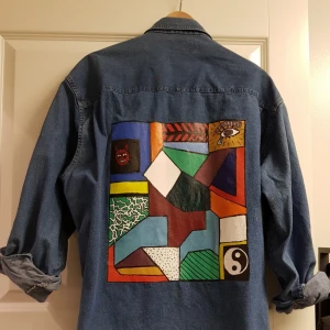  - Oversized jeans jacka. Storleken står inte i jackan men jag är en s och xs och då är den oversize. Super fin men kommer inte till användning tyvärr. Köparen står för frakt.