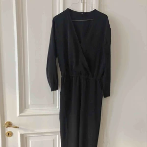  - Svart v-ringad byxdress med smala ben.  Kan mötas upp i Gbg annars tillkommer frakt ✨