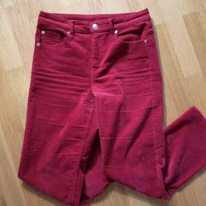 Röda manchesterbyxor från hm. De har bara använts 1 gång och säljs för att jag tycker de är för korta för min stil (Jag är cirka 176cm lång). De är såna ankle jeans så gillar man den stilen eller är lite kortare är dessa jättebra! Kan mötas upp i Lund eller Eslöv annars tillkommer frakt. 