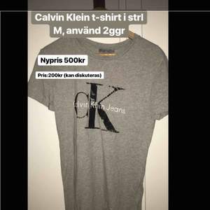 Calvin Klein t-shirt, använd 2 ggr max! Så fin, bara inte min stil längre💖💕💗 jag står för halva fraktkostnaden!