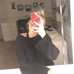  - Svart stickad tröja med utsvängda armar från H&M. Möts upp/ fraktas då köparen står för frakten:) (swish)