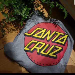  - Sjukt snygg santa cruz hoodie sparsamt andvänd som tyvärr inte kommer till användning längre så bättre och sälja till någon som kommer använda den mer, köparen står för frakten. Ordinarie pris: 650kr