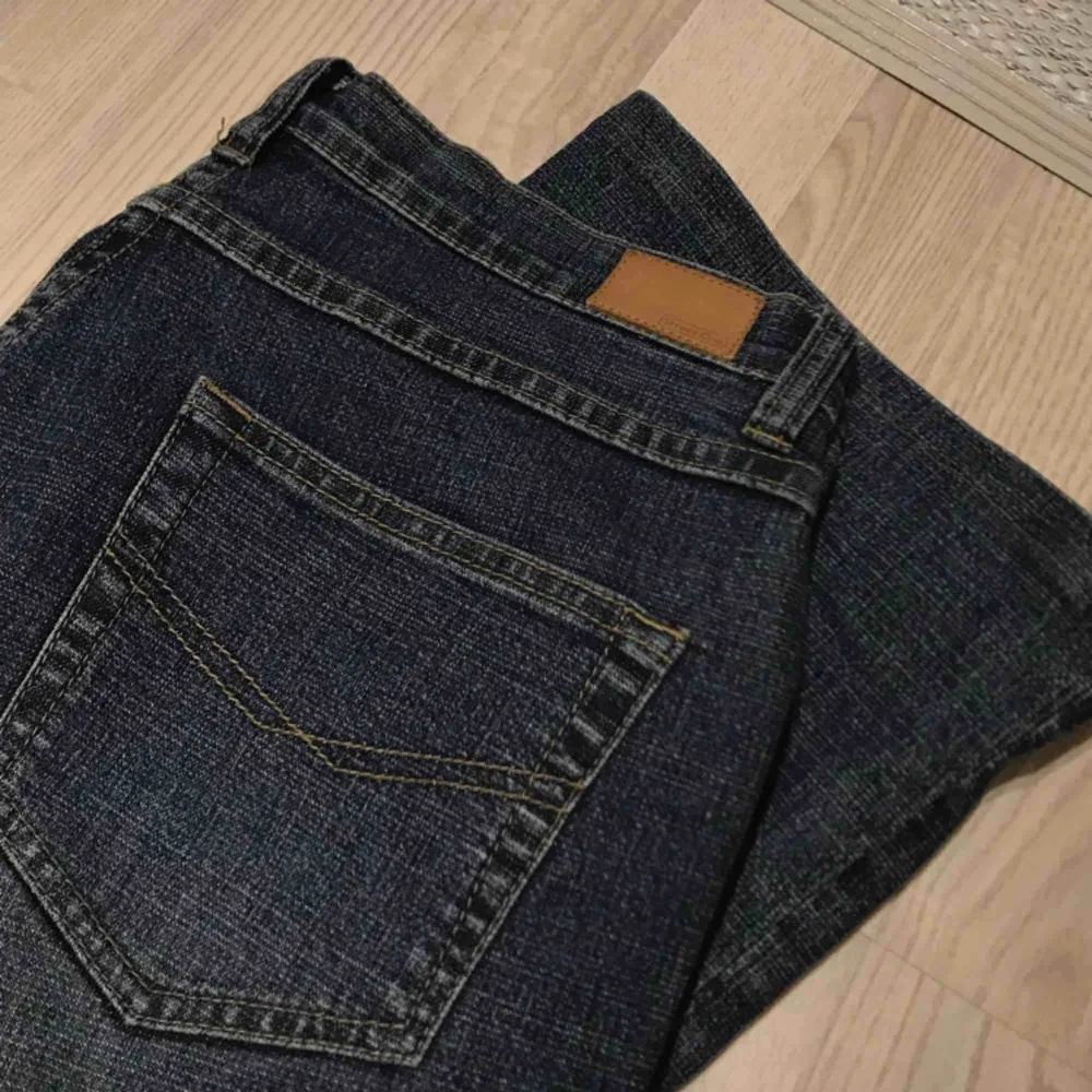Blå bootcut jeans, supersköna men använder tyvärr dessa för lite. Köparen står för frakt. Jeans & Byxor.