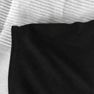  - Snygg bandeu topp från boohoo som sitter hur bra som helst på kroppen! 