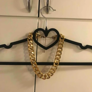  - RENSAR SMYCKESGARDEROBEN!! Halsband i överflöd! Bredare guldkedja, självklart inte äkta. Knappt använt så all ”färg” sitter kvar! Tightare modell.