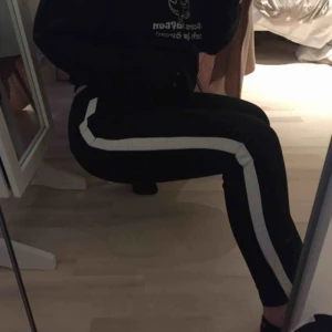  - Super sköna och snygga byxor, jag brukar ha S-M i byxor och dessa passar bra till S-L då de har stretch i midjan ,  är 165 och byxorna är vid knölen på foten ungefär.  