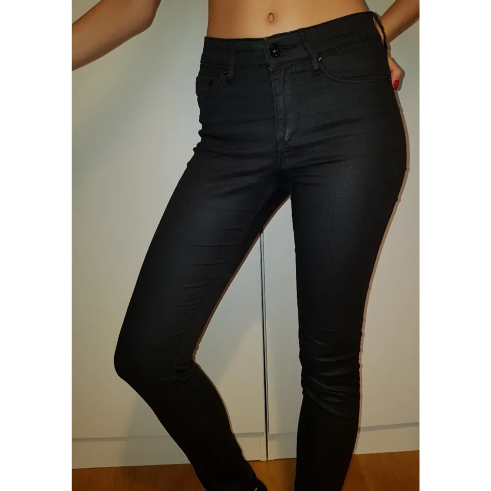 Slim regular waist jeans som är glansiga.  Möts i Stockholm eller fraktar. 🤗🤗. Jeans & Byxor.