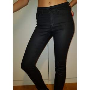 Slim regular waist jeans som är glansiga.  Möts i Stockholm eller fraktar. 🤗🤗