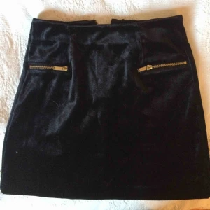  - Kjol i sammet från H&M! Köparen står för frakt