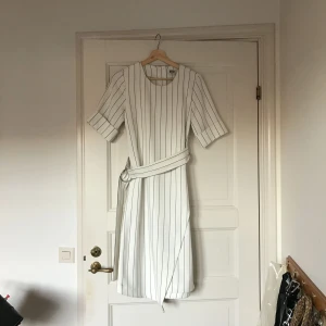  - Randig klänning med omlott-kjol i tjockare tyg, sparsamt använd. Köparen står för frakten🙂