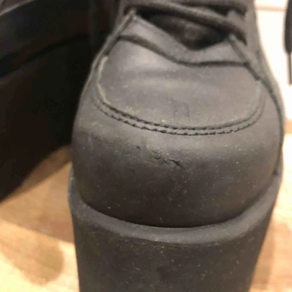 Buffalo Texas platform sneakers. Strl 37, använda fåtal gånger, ett litet märke på en av skorna. Inklusive frakt, skickas med sin originalbox . Skor.