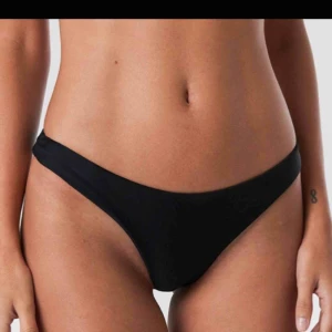  - Bikini underdel från NA-KD, aldrig använd prislapp kvar köpt för 100kr