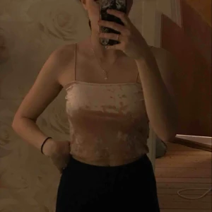  - Linne från h&m, jätteskönt och sitter tight men inte för tight! :) 