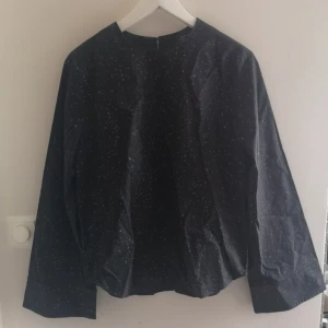  - Fin blus från &other stories med utsvängda armar Knappt använd 