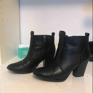  - Skor från HM. De är använda men ändå i fint skick förutom lite slitningar på klacken (se bild 3). Köparen står för frakt. Det är en storlek 38 men jag skulle säga att de passar bättre på en 37.