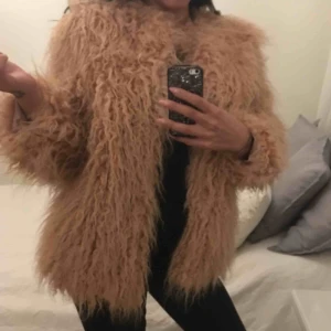  - SUPERVARM och mysig Sherling ”fårpäls” jacka från HM. Storlek XS. Som ny!   Uppe på flera säljsidor, först till kvarn!  Se gärna mina andra annonser :)