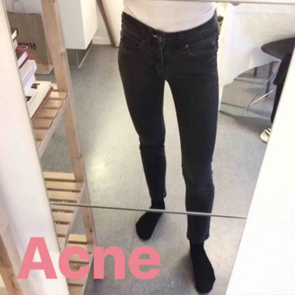 Gråsvarta Acne jeans! Storlek 25 men jag brukar ha 24 och de sitter bra på mig. Innerbenslängd 65cm. Jeans & Byxor.