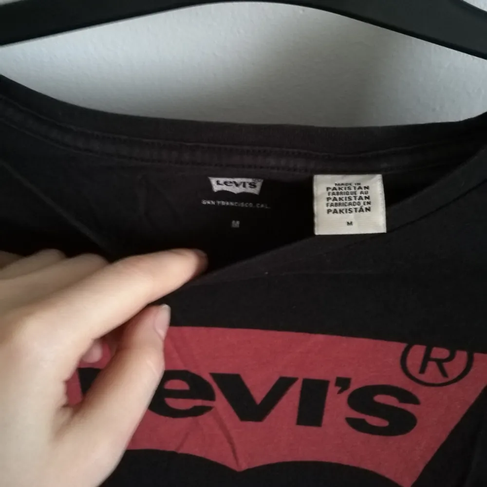 Svart Levis tshirt, sparsamt använd. Frakt 39kr eller så möts vi i Stockholm!. T-shirts.