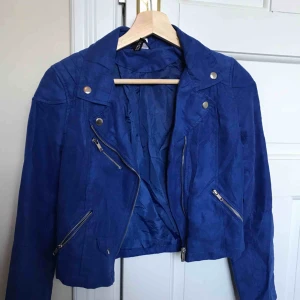  - Tuff jacka i biker-stil, härlig BLÅ färg i mockaimitation 💙 dock använd väldigt få gånger. Plus frakt 💌